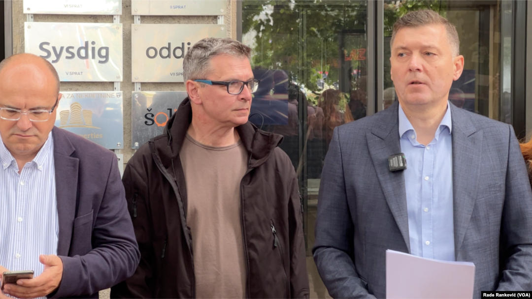 Borislav Novaković, Aleksandar Jovanović i Nebojša Zelenović ispred REM-a