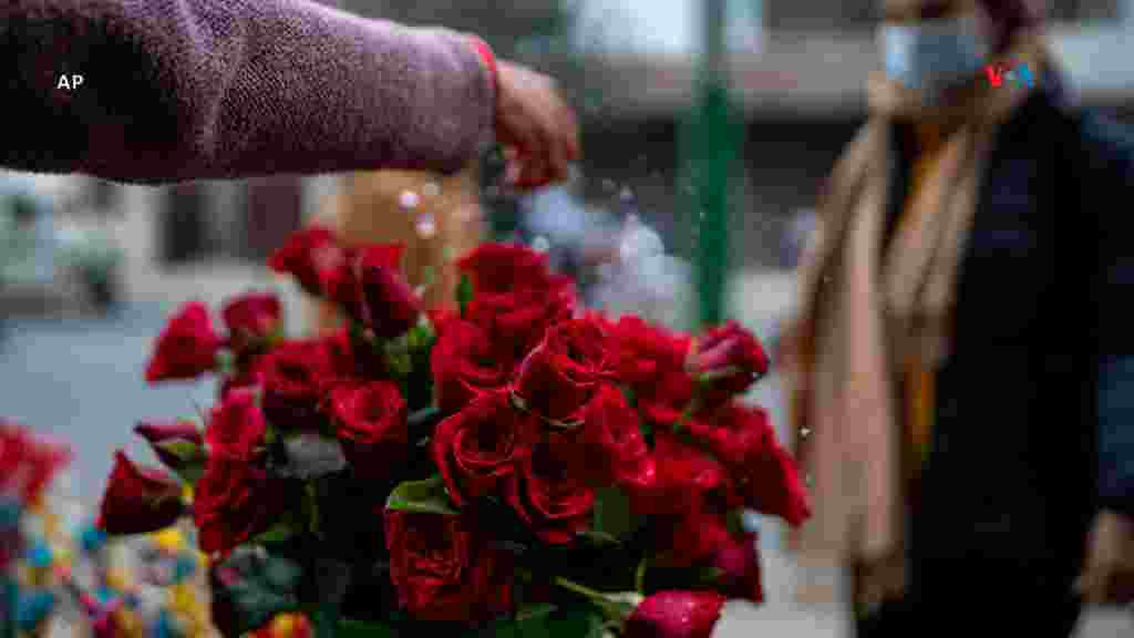 Un cliente mira un ramo de rosas a la venta durante el día de San Valentín en Lalitpur, Nepal. [AP]