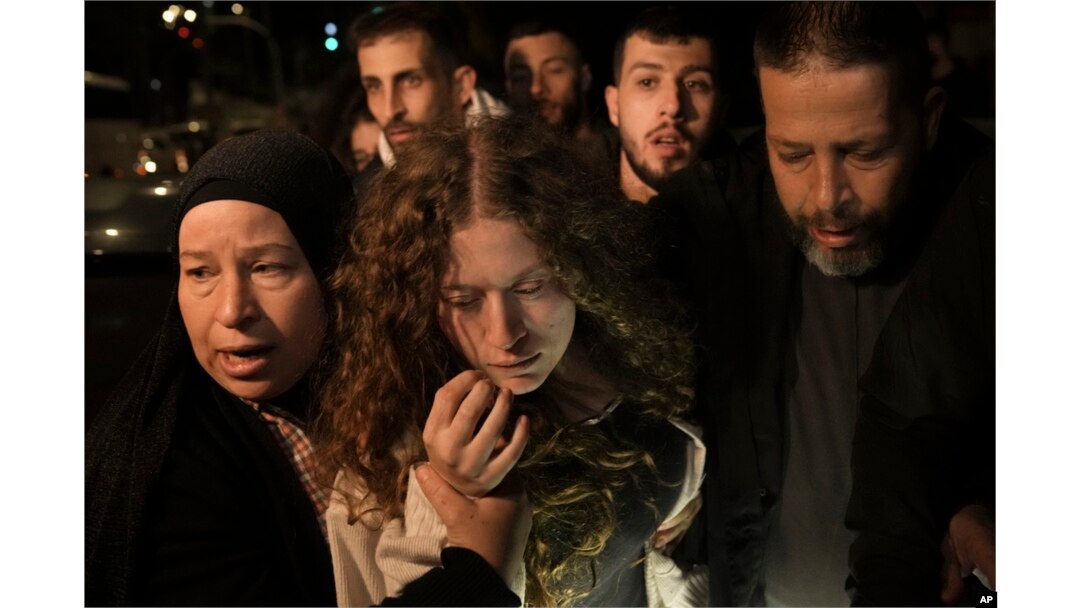 Aktivis Palestina Ahed Tamimi (tengah), bersama ibunya setelah dibebaskan dari penjara oleh Israel, di kota Ramallah, Tepi Barat, 30 November 2023.