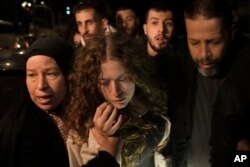 Aktivis Palestina Ahed Tamimi (tengah), bersama ibunya setelah dibebaskan dari penjara oleh Israel, di kota Ramallah, Tepi Barat, 30 November 2023.