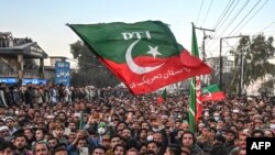 Aksi protes pendukung partai Pakistan Tehreek-e-Insaf (PTI) di Peshawar, 9 Februari 2024, menentang dugaan kecurangan dalam hasil pemilu nasional Pakistan. (Abdul MAJEED / AFP)