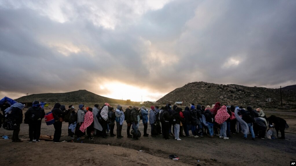 寻求庇护的移民跨越美国与墨西哥边境后在加利福尼亚州雅库巴温泉附近的临时山地露营地排队等待办理手续。（2024年2月2日）(photo:VOA)