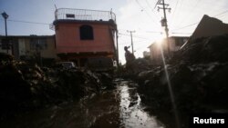 Un hombre camina en el barro, tras el huracán Otis, en Acapulco, México, 29 de octubre de 2023. REUTERS/Quetzalli Nicte-Ha