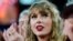 Foto Achiv: Taylor Swift kanpe sou teren an apre match chanpyona AFC lig NFL la ant ekip Baltimore Ravens ak Kansas City Chiefs, Dimanch 28 Janvye 2024. 