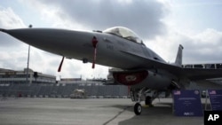 ເຮືອບິນລົບ F-16 ວາງສະແດງ ໃນລະຫວ່າງງານ Paris Air Show.