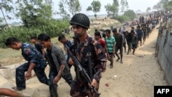ဘင်္ဂလားဒေ့ရှ်နိုင်ငံဘက်အခြမ်းကို ထွက်ပြေးသွားကြတဲ့ မြန်မာနယ်ခြားစောင့်တပ်သားများ (ဖေဖော်ဝါရီ ၇၊၂၀၂၄)