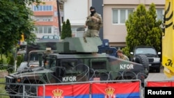 Američki pripadnici KFOR-a  ispred opštinskih kancelarija u Leposaviću, Kosovo, 2. juna 2023. 