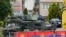 Američki pripadnici KFOR-a  ispred opštinskih kancelarija u Leposaviću, Kosovo, 2. juna 2023. 