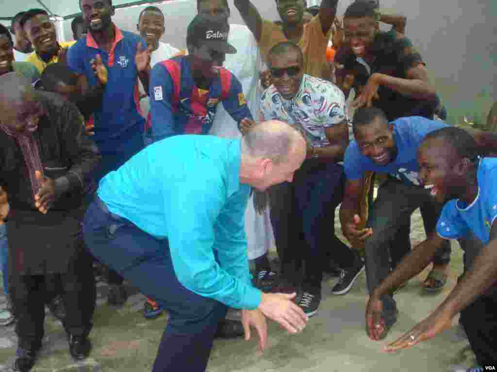 Sonny Young, host of VOA English to Africa Service&#39;s &quot;Sonny Side of Sports&quot; reporting August 3, 2001.&nbsp; Sonny Young with fans at Brila Sports FM, in Lagos, Nigeria