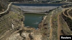 Pemandangan waduk irigasi Eggares di Pulau Naxos, Yunani, dalam foto yang diambil menggunakan drone pada 20 Juni 2024. (Foto: Reuters/Stelios Misinas)