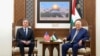 2024 年 2 月 7 日，美国国务卿安东尼·布林肯（左）在被占领的约旦河西岸拉马拉会见巴勒斯坦总统马哈茂德·阿巴斯。