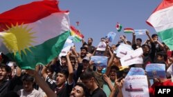 Warga menggelar aksi demo di Dohuk, wilayah otonomi Kurdi di utara Irak, untuk memprotes gaji para pegawai negeri yang belum dibayar pada 5 September 2023. (Foto: AFP/Ismael Adnan)