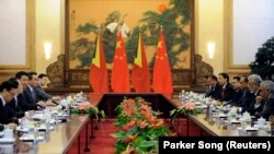 Presiden China Xi Jinping (ketiga dari kiri) dan Xanana Gusmao dari Timor Leste (kedua dari kanan) menghadiri pertemuan di Aula Besar Rakyat di Beijing 8 April 2014. (Foto: Parker Son/Reuters)