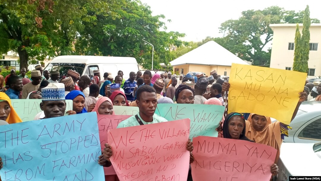 Manoma da suka kai karar sojojin Jaji a harabar babbar kotun Jihar Kaduna 
