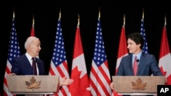 조 바이든(왼쪽) 미국 대통령과 쥐스탱 트뤼도 캐나다 총리가 24일 캐나다 수도 오타와에서 공동회견하고 있다. 