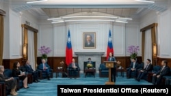 Presiden Taiwan Tsai Ing-wen bertemu dengan anggota legislator Australia di kantor kepresidenan di Taipei, Taiwan, Selasa, 26 September 2023. (Foto: Taiwan Presidential Office via Reuters)