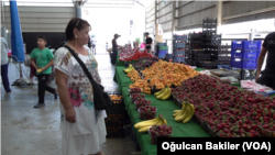 VOA Türkçe emekli Figen Soysaç’a pazar alışverişinde eşlik etti