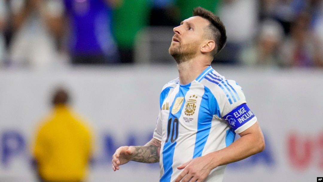 El argentino Lionel Messi mira hacia arriba después de fallar para anotar en la tanda de penales contra Ecuador. (Foto AP/Julio Cortez)