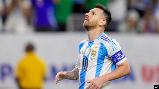 El argentino Lionel Messi mira hacia arriba después de fallar para anotar en la tanda de penales contra Ecuador. (Foto AP/Julio Cortez)