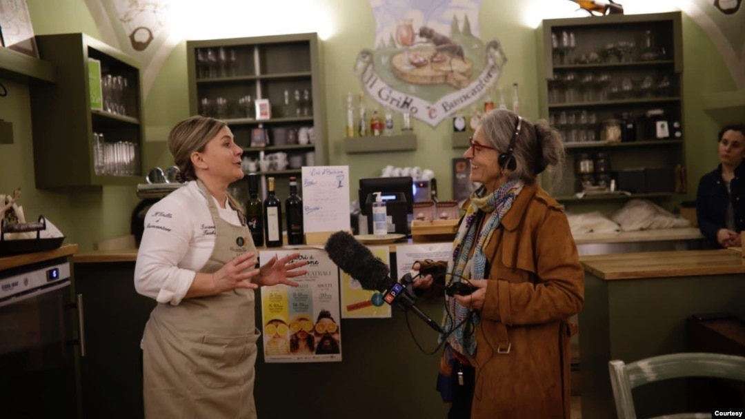National Public Radio correspondent Sylvia Poggioli interviews chef Tiziana Tacchi at her restaurant, Il Grillo e Buoncantore, in the Tuscan town of Chiusi in November 2022. (Valerio Muscella photo) 