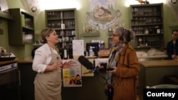 National Public Radio correspondent Sylvia Poggioli interviews chef Tiziana Tacchi at her restaurant, Il Grillo e Buoncantore, in the Tuscan town of Chiusi in November 2022. (Valerio Muscella photo) 