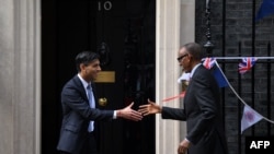 Britain's Prime Minister Rishi Sunak (L) welcomes Rwanda's President Paul Kagame, in Downing Street, cental London, on May 4, 2023 ahead of a meeting.