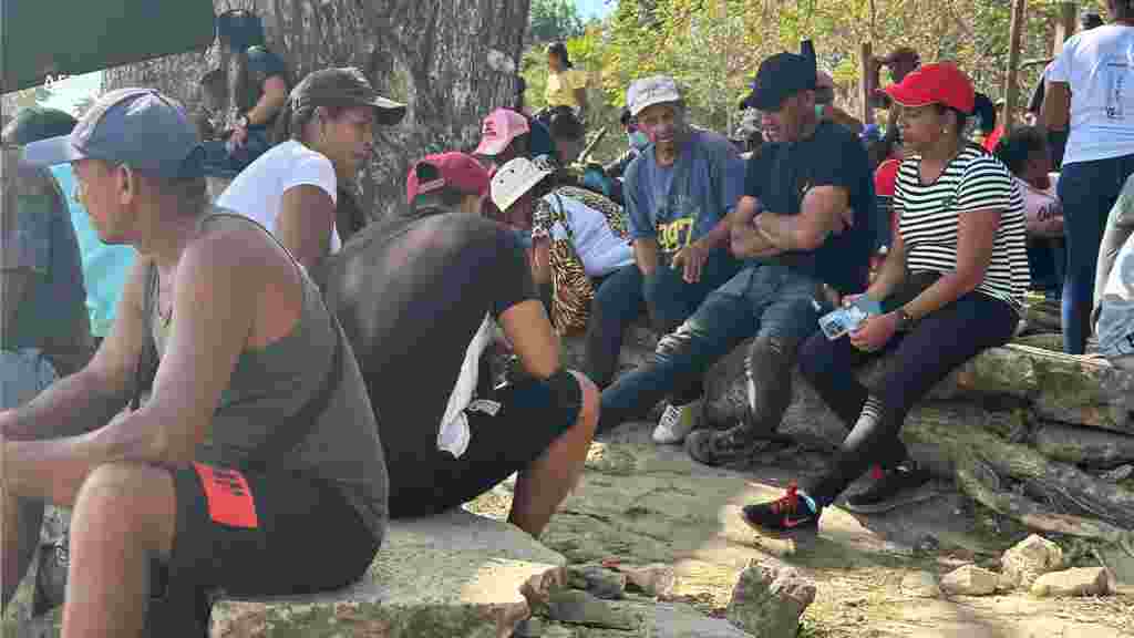 Debido al trabajo de los cuerpos de socorro, se ha limitado el acceso a los alrededores de la mina, mientras cada vez más familiares buscan obtener información oficial. Foto tomada el jueves 22 de febrero de 2024.&nbsp;