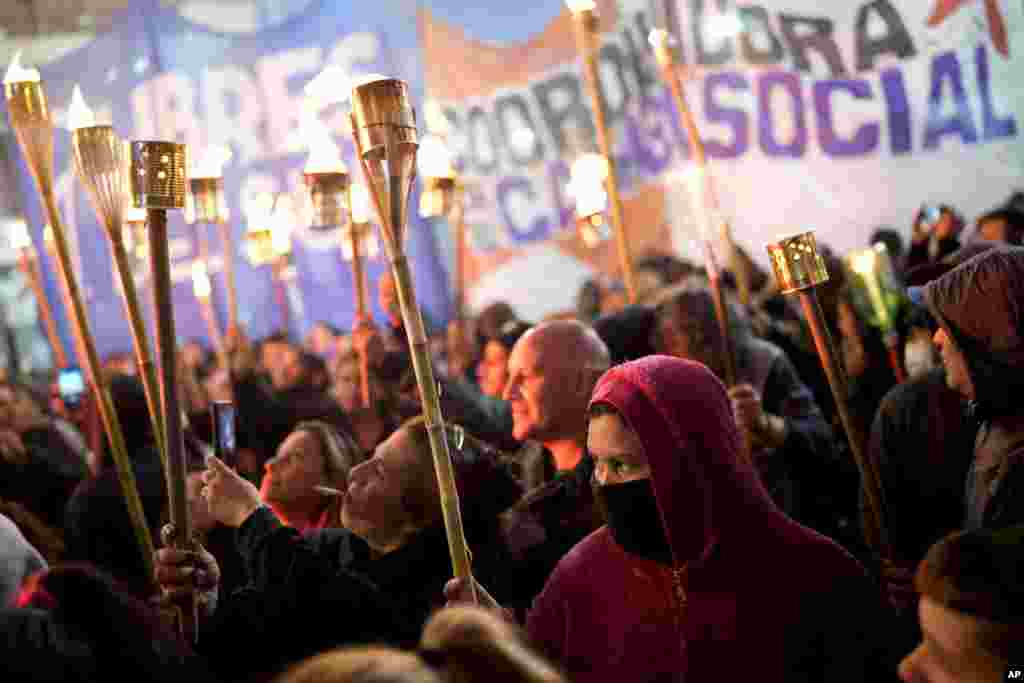 Miembros de organizaciones sociales de Argentina protestan contra las políticas del gobierno y exigen sueldos más altos en medio de la inflación, el miércoles 19 de abril de 2023. Foto - Natacha Pisarenko.