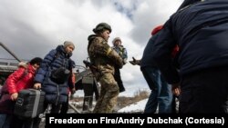 En una de las escenas del documental Freedom on Fire (Libertad en llamas), un soldado ucraniano ayuda a civiles que huyen de los bombardeos rusos.