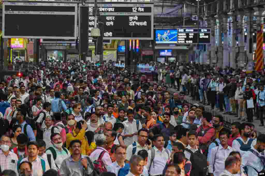 People wait for their train on platforms at the Chhatrapati Shivaji Terminus (CST) railway station Mumbai, India.&nbsp;India is set to overtake China as the world&#39;s most populous country by the end of June, U.N. estimates showed.