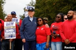 U.S. President Joe Biden joins striking members of the United Auto Workers (UAW) on the picket line outside the GM's Willow Run Distribution Center, in Bellville, Wayne County, Michigan, U.S., September 26, 2023. (REUTERS/Evelyn Hockstein)