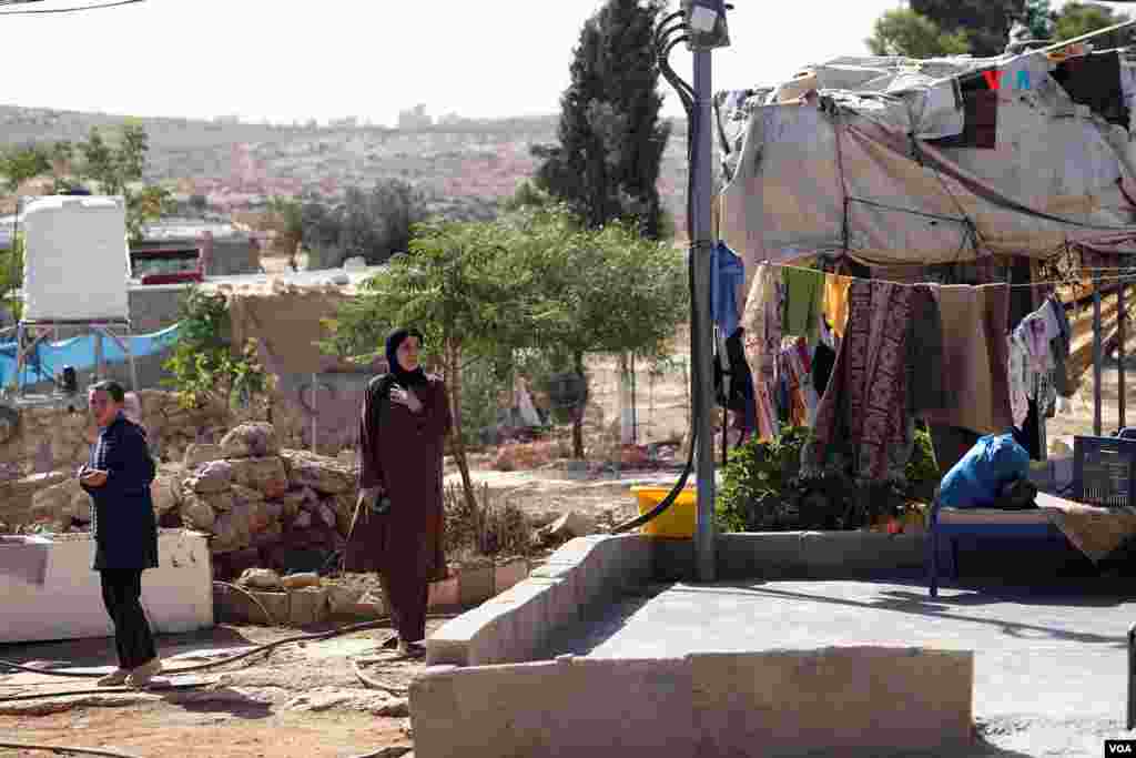 Dos mujeres caminan entre las chozas que conforman la aldea de Susya, en Cisjordania ocupada, el 6 de noviembre de 2023. En Susya viven más de 400 personas, pero muchas se han marchado por temor a las agresiones de los colonos israelíes.