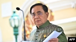 Perdana Menteri Thailand Prayut Chan-ocha berbicara kepada awak media setelah melangsungkan rapat kabinet di Bangkok, pada 16 Mei 2023. (Foto: AFP/Lillian Suwanrumpha)