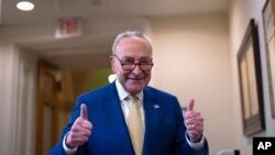 Senateri Chuck Schumer avugana n'abanyamakuru nyuma yo kwemeza inkunga kuri Ukraine, Isirayeli na Tayiwani taliki 13/2/ 2024.