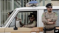 پلیس عربستان در مقابل کنسولگری آمریکا در شهر جده.