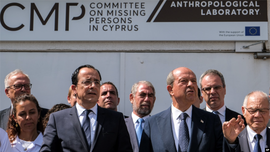İki lider, başkent Lefkoşa'yı ikiye ayıran Birleşmiş Milletler tampon bölgesinde bulunan Kayıp Şahıslar Komitesi'nin antropoloji laboratuvarının önünde gazetecilere konuştu