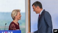 Presiden Komisi Eropa Ursula von der Leyen berjabat tangan dengan PM Spanyol Pedro Sánchez usai konferensi pers bersama di Madrid, Senin 3 Juli 2023. 