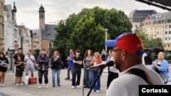 El músico, cantante y guitarrista Lisi Prospert canta en una plaza de Europa durante la Caravana por la Libertad. Cortesía Caravana por al libertad.