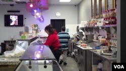 Rosalina kini mempekerjakan hingga 12 karyawan di toko es krimnya.