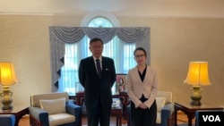 台灣民眾黨主席柯文哲在華盛頓訪問時拜會台灣駐美代表蕭美琴(2023年4月21日，美國之音鍾辰芳拍攝）