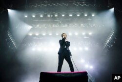 Matty Healy of The 1975 tampil di Reading Music Festival, Inggris, 28 Agustus 2022. (Foto: AP)