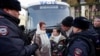 زنان معترض روسی که خواستار بازگشت شوهرانشان از جنگ بودند، توسط پولیس بازداشت شدند