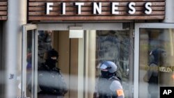 Sejumlah petugas kepolisian berjaga di depan gym di Duisburg, Jerman, pada 18 April 2023, menyusul insiden penikaman yang terjadi di gym tersebut. (Foto: Christoph Reichwein/dpa via AP)
