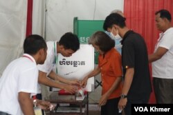 Cambodian citizens vote during Cambodia National Election day on July 23rd, 2023 at a polling station in Beung Prolit Commune, 7 Makara District, Phnom Penh city, Cambodia.(Sun Narin/VOA Khmer)