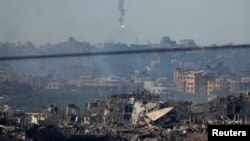 Suar yang ditembakkan oleh militer Israel terlihat berada di atas Gaza, di tengah konflik yang sedang berlangsung antara Israel dan kelompok Palestina Hamas, 20 November 2023. (REUTERS/Alexander Ermochenko)