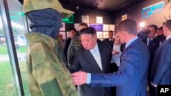 俄罗斯滨海边疆区发布的视频显示，朝鲜领导人金正恩在滨海边疆区参观一个军事装备展览。（2023年9月17日）