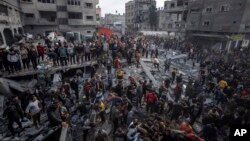 Palestinos observan la destrucción después de un ataque israelí en Rafah, Gaza, el 20 de diciembre de 2023. La guerra entre Israel y Hamas cumple 75 días mientras Consejo de Seguridad de la ONU pospuso votación sobre una resolución para aumentar la ayuda humanitaria a Gaza.