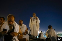 Jemaah haji berkumpul di puncak bukit berbatu yang dikenal sebagai Arafah, dekat kota suci Mekah, Arab Saudi, 15 Juni 2024. (Foto: AP)