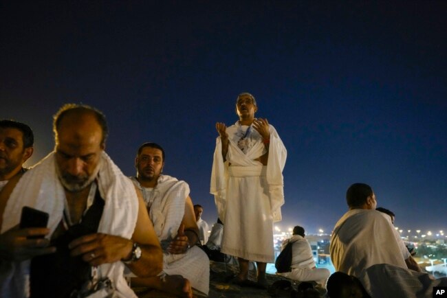 Jemaah haji berkumpul di puncak bukit berbatu yang dikenal sebagai Arafah, dekat kota suci Mekah, Arab Saudi, 15 Juni 2024. (Foto: AP)
