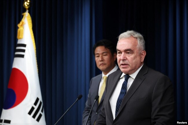 US National Security Council Coordinator for Indo-Pacific Affairs Kurt Campbell speaks as Principal Deputy National Security Adviser Kim Tae-hyo looks on during a press conference at the Presidential Office in Seoul, July 18, 2023.